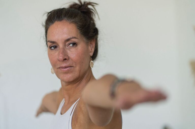 Anouschik, Pilates docente bij Sen Yoga in Maassluis, heet je welkom in de studio